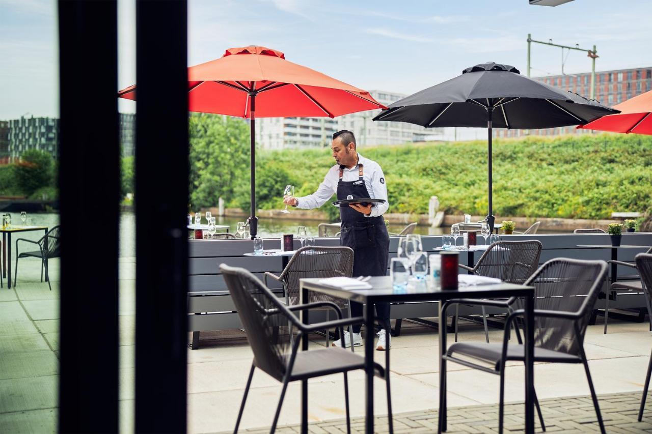 Inntel Hotels Amsterdam Landmark 外观 照片 A waiter serving wine at a restaurant