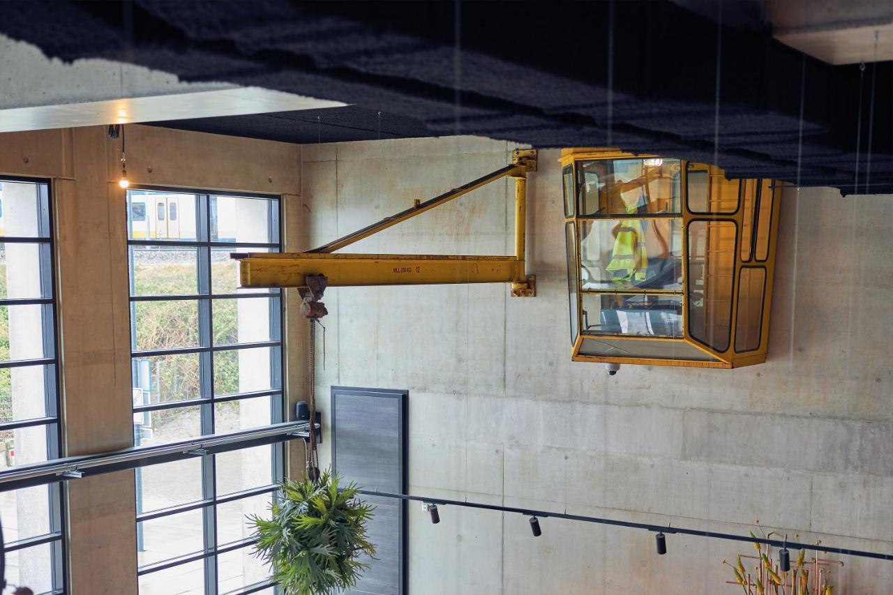 Inntel Hotels Amsterdam Landmark 外观 照片 The elevator is operated by a manual winch.