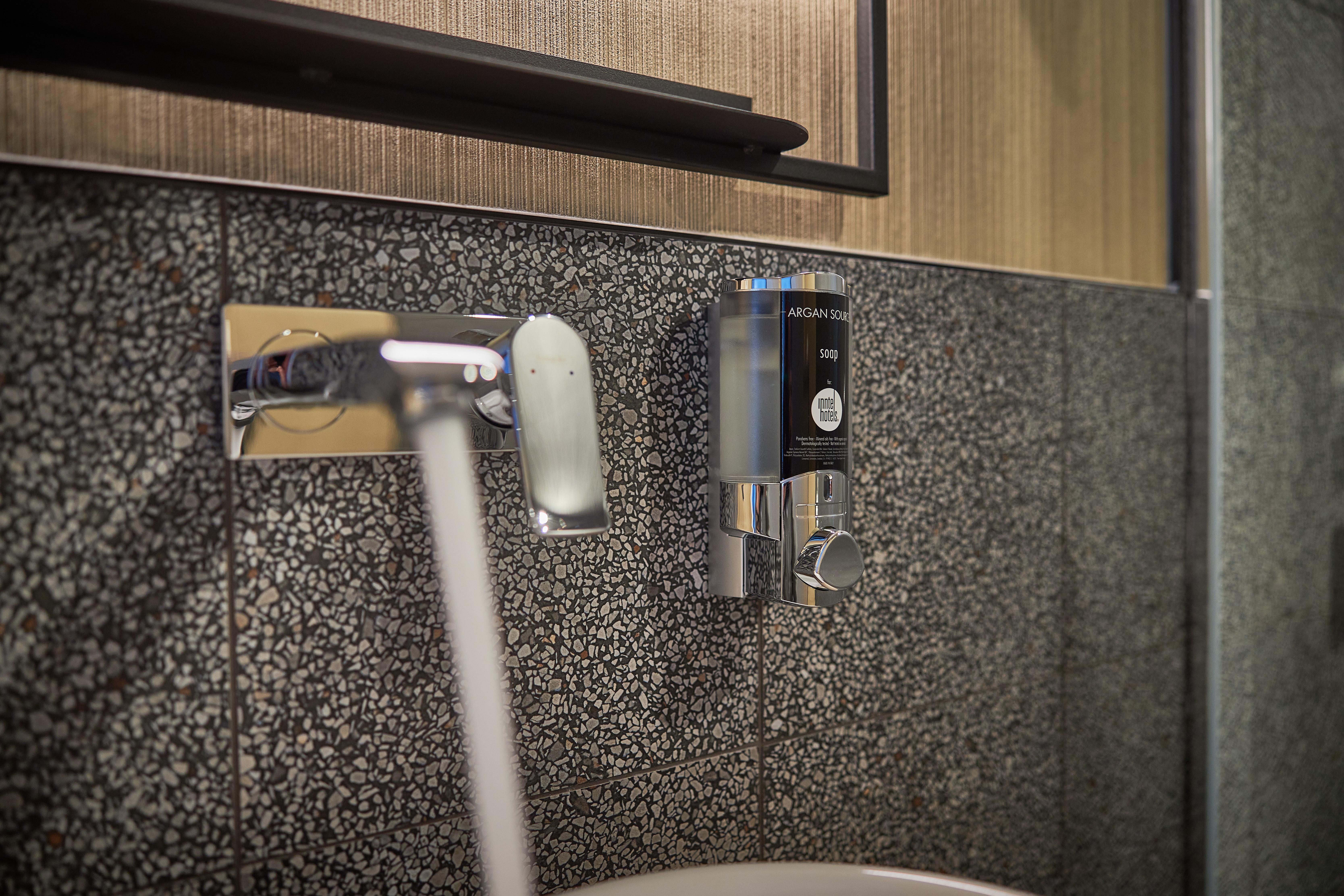 Inntel Hotels Amsterdam Landmark 外观 照片 Argan soap dispenser